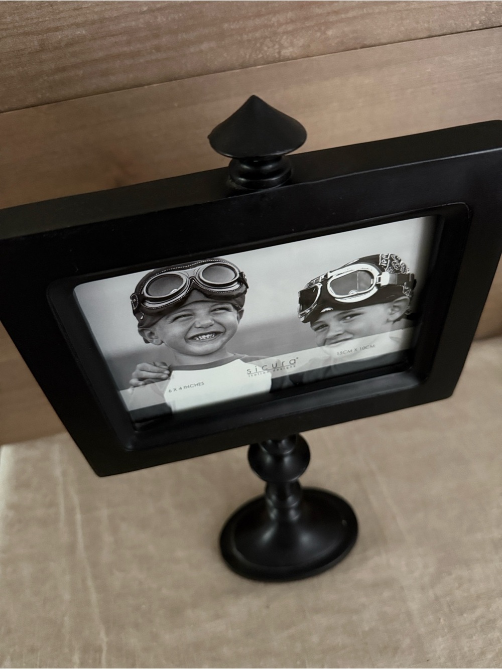 Black Wood 4x6 Pedestal Photo Frame - Picture 4 of 5